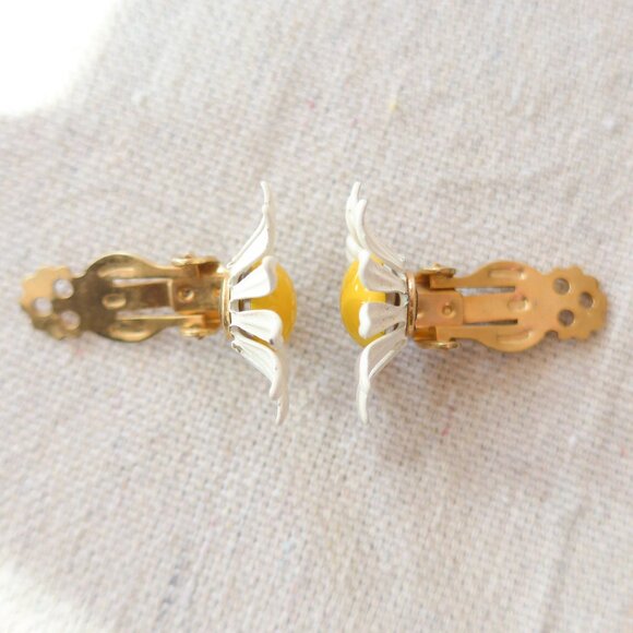 Vintage 60s Daisy Clip on Earrings - Picture 8 of 9